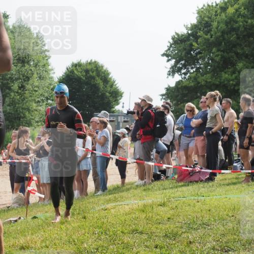 15.06.2025 - 27. Vierlanden-Triathlon KatJ http://msf.ph/oto/8012767 15.06.2025 10:14:27 Schwimmen 482, 565, 618 meine-sportfotos.de