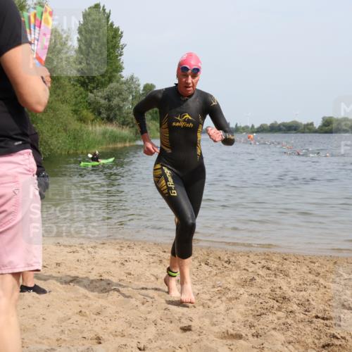 15.06.2025 - 27. Vierlanden-Triathlon Lena Gebhardt http://msf.ph/oto/8012771 15.06.2025 10:12:57 Schwimmen 512, 625 meine-sportfotos.de