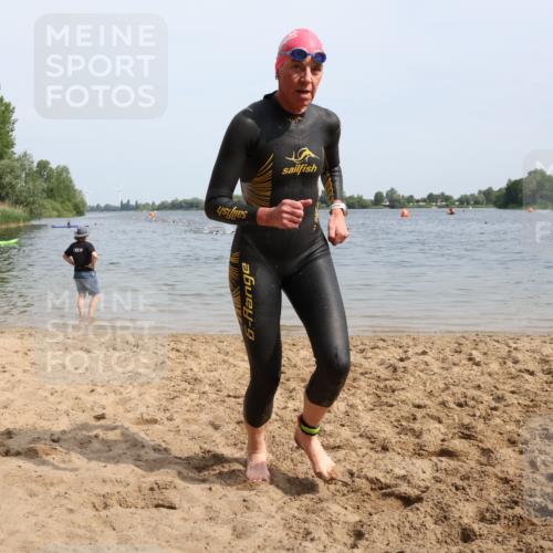 15.06.2025 - 27. Vierlanden-Triathlon Lena Gebhardt http://msf.ph/oto/8012791 15.06.2025 10:12:58 Schwimmen 512, 625 meine-sportfotos.de