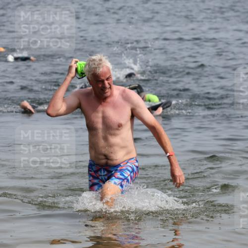 15.06.2025 - 27. Vierlanden-Triathlon Lena Gebhardt http://msf.ph/oto/8012813 15.06.2025 10:13:23 Schwimmen 623 meine-sportfotos.de