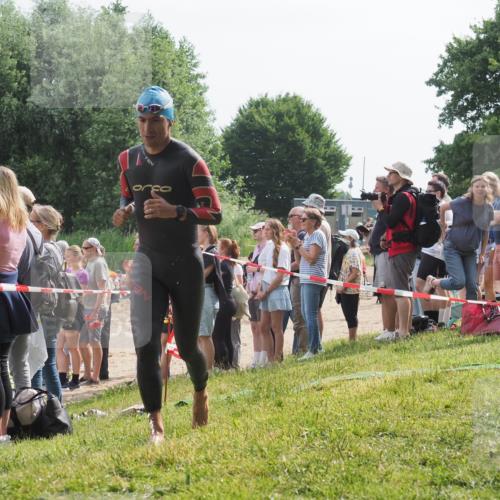 15.06.2025 - 27. Vierlanden-Triathlon KatJ http://msf.ph/oto/8012821 15.06.2025 10:14:28 Schwimmen 482, 565, 618 meine-sportfotos.de