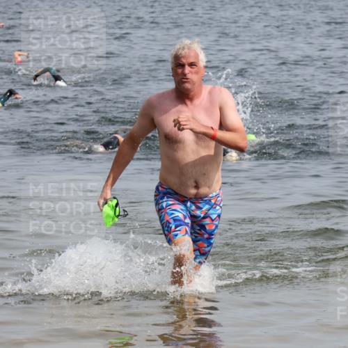 15.06.2025 - 27. Vierlanden-Triathlon Lena Gebhardt http://msf.ph/oto/8012835 15.06.2025 10:13:24 Schwimmen 623 meine-sportfotos.de