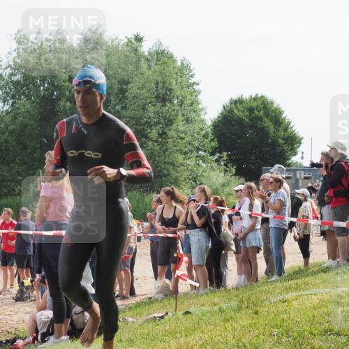 15.06.2025 - 27. Vierlanden-Triathlon KatJ http://msf.ph/oto/8012874 15.06.2025 10:14:29 Schwimmen 482, 565, 618 meine-sportfotos.de