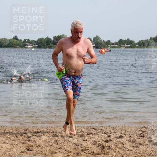 15.06.2025 - 27. Vierlanden-Triathlon Lena Gebhardt http://msf.ph/oto/8012929 15.06.2025 10:13:28 Schwimmen 585, 623 meine-sportfotos.de