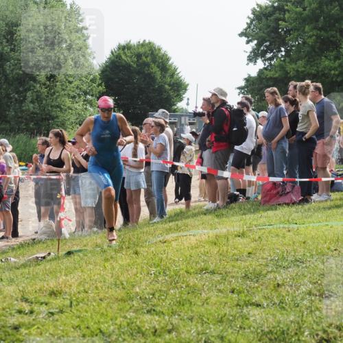 15.06.2025 - 27. Vierlanden-Triathlon KatJ http://msf.ph/oto/8012942 15.06.2025 10:14:37 Schwimmen 565, 609, 615 meine-sportfotos.de