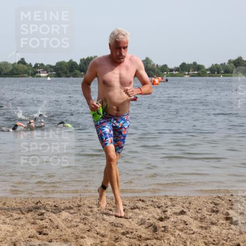 15.06.2025 - 27. Vierlanden-Triathlon Lena Gebhardt http://msf.ph/oto/8012945 15.06.2025 10:13:28 Schwimmen 585, 623 meine-sportfotos.de
