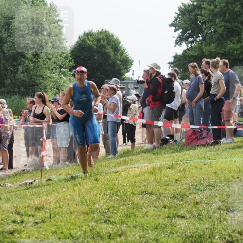15.06.2025 - 27. Vierlanden-Triathlon KatJ http://msf.ph/oto/8012955 15.06.2025 10:14:38 Schwimmen 565, 609, 615 meine-sportfotos.de