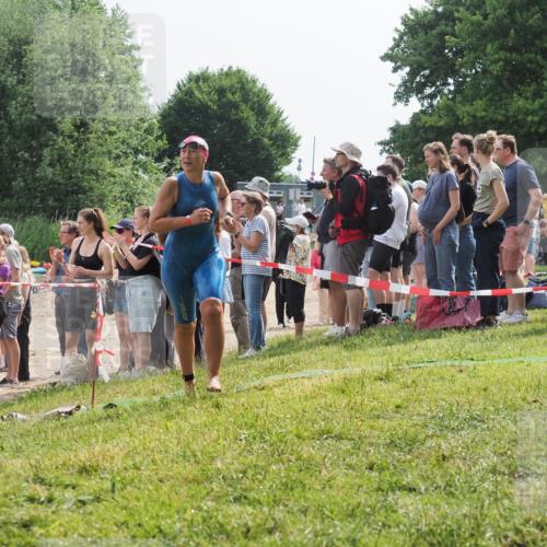 15.06.2025 - 27. Vierlanden-Triathlon KatJ http://msf.ph/oto/8012961 15.06.2025 10:14:38 Schwimmen 565, 609, 615 meine-sportfotos.de