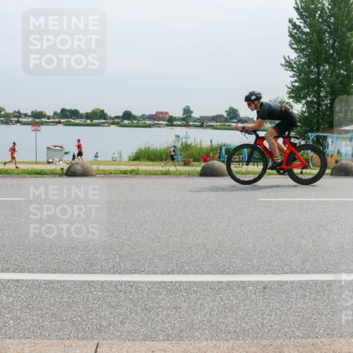 15.06.2025 - 27. Vierlanden-Triathlon H.Heesch http://msf.ph/oto/8012973 15.06.2025 11:08:30 Radfahren 722, 727, 738 meine-sportfotos.de