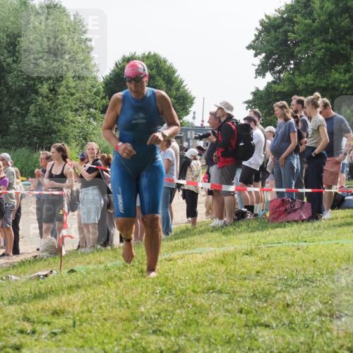 15.06.2025 - 27. Vierlanden-Triathlon KatJ http://msf.ph/oto/8012999 15.06.2025 10:14:39 Schwimmen 565, 609, 615 meine-sportfotos.de
