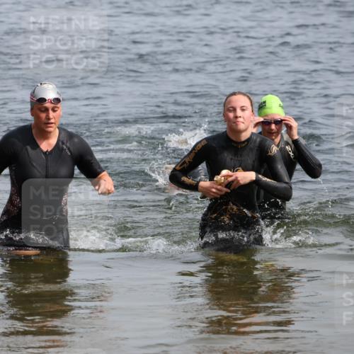 15.06.2025 - 27. Vierlanden-Triathlon Lena Gebhardt http://msf.ph/oto/8013001 15.06.2025 10:13:34 Schwimmen 545, 585, 622, 623 meine-sportfotos.de