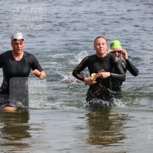 15.06.2025 - 27. Vierlanden-Triathlon Lena Gebhardt http://msf.ph/oto/8013008 15.06.2025 10:13:34 Schwimmen 545, 585, 622, 623 meine-sportfotos.de