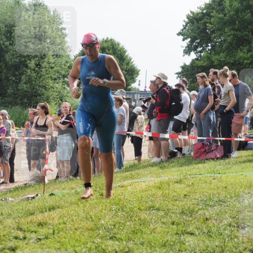 15.06.2025 - 27. Vierlanden-Triathlon KatJ http://msf.ph/oto/8013012 15.06.2025 10:14:39 Schwimmen 565, 609, 615 meine-sportfotos.de