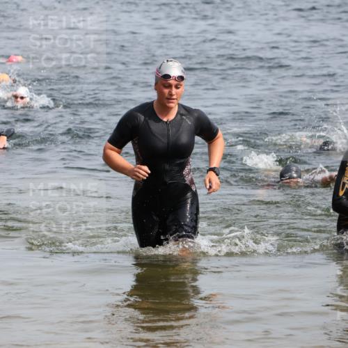 15.06.2025 - 27. Vierlanden-Triathlon Lena Gebhardt http://msf.ph/oto/8013019 15.06.2025 10:13:34 Schwimmen 545, 585, 622, 623 meine-sportfotos.de