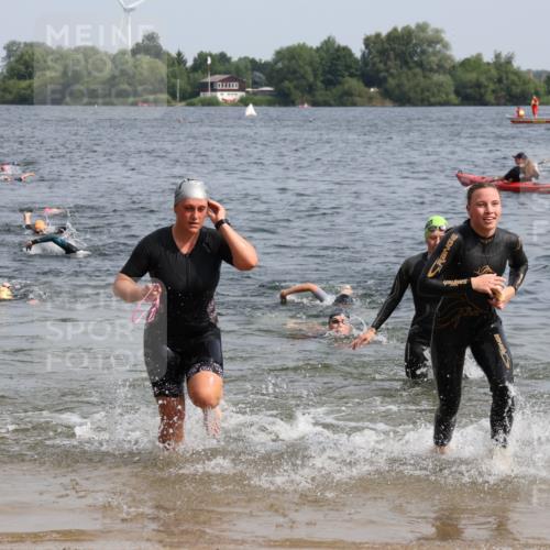 15.06.2025 - 27. Vierlanden-Triathlon Lena Gebhardt http://msf.ph/oto/8013059 15.06.2025 10:13:37 Schwimmen 513, 545, 585, 622, 623 meine-sportfotos.de