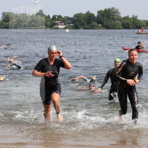 15.06.2025 - 27. Vierlanden-Triathlon Lena Gebhardt http://msf.ph/oto/8013073 15.06.2025 10:13:37 Schwimmen 513, 545, 585, 622, 623 meine-sportfotos.de