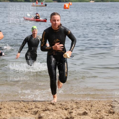 15.06.2025 - 27. Vierlanden-Triathlon Lena Gebhardt http://msf.ph/oto/8013119 15.06.2025 10:13:38 Schwimmen 513, 545, 585, 622, 623 meine-sportfotos.de
