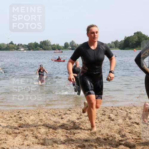 15.06.2025 - 27. Vierlanden-Triathlon Lena Gebhardt http://msf.ph/oto/8013219 15.06.2025 10:13:39 Schwimmen 513, 545, 585, 622, 623 meine-sportfotos.de