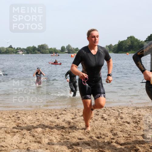 15.06.2025 - 27. Vierlanden-Triathlon Lena Gebhardt http://msf.ph/oto/8013237 15.06.2025 10:13:39 Schwimmen 513, 545, 585, 622, 623 meine-sportfotos.de