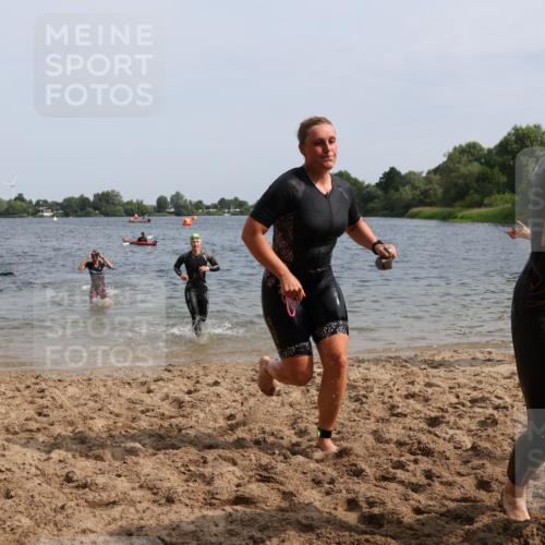 15.06.2025 - 27. Vierlanden-Triathlon Lena Gebhardt http://msf.ph/oto/8013249 15.06.2025 10:13:40 Schwimmen 513, 540, 545, 585, 622 meine-sportfotos.de
