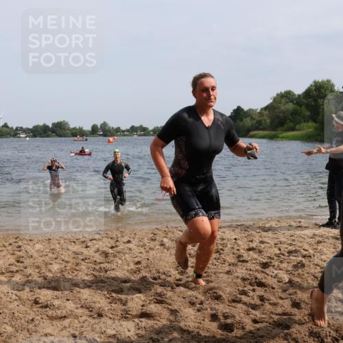 15.06.2025 - 27. Vierlanden-Triathlon Lena Gebhardt http://msf.ph/oto/8013259 15.06.2025 10:13:40 Schwimmen 513, 540, 545, 585, 622 meine-sportfotos.de