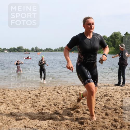 15.06.2025 - 27. Vierlanden-Triathlon Lena Gebhardt http://msf.ph/oto/8013269 15.06.2025 10:13:40 Schwimmen 513, 540, 545, 585, 622 meine-sportfotos.de