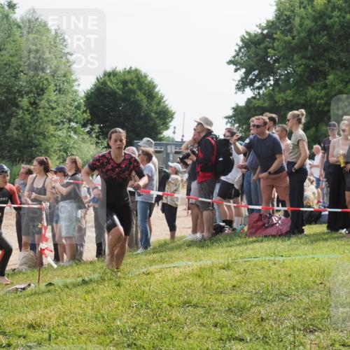 15.06.2025 - 27. Vierlanden-Triathlon KatJ http://msf.ph/oto/8013292 15.06.2025 10:14:47 Schwimmen 546, 559, 608, 609, 615 meine-sportfotos.de