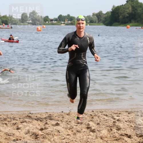 15.06.2025 - 27. Vierlanden-Triathlon Lena Gebhardt http://msf.ph/oto/8013305 15.06.2025 10:13:41 Schwimmen 490, 513, 540, 545, 585, 622 meine-sportfotos.de