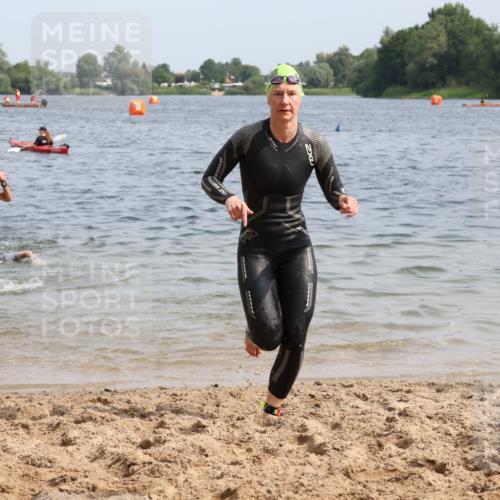 15.06.2025 - 27. Vierlanden-Triathlon Lena Gebhardt http://msf.ph/oto/8013316 15.06.2025 10:13:42 Schwimmen 490, 513, 540, 545, 585, 622 meine-sportfotos.de