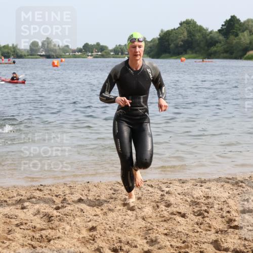 15.06.2025 - 27. Vierlanden-Triathlon Lena Gebhardt http://msf.ph/oto/8013340 15.06.2025 10:13:42 Schwimmen 490, 513, 540, 545, 585, 622 meine-sportfotos.de