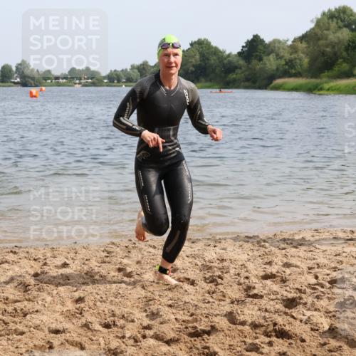 15.06.2025 - 27. Vierlanden-Triathlon Lena Gebhardt http://msf.ph/oto/8013356 15.06.2025 10:13:42 Schwimmen 490, 513, 540, 545, 585, 622 meine-sportfotos.de