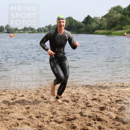 15.06.2025 - 27. Vierlanden-Triathlon Lena Gebhardt http://msf.ph/oto/8013372 15.06.2025 10:13:42 Schwimmen 490, 513, 540, 545, 585, 622 meine-sportfotos.de