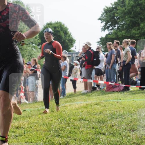 15.06.2025 - 27. Vierlanden-Triathlon KatJ http://msf.ph/oto/8013416 15.06.2025 10:14:49 Schwimmen 546, 559, 593, 608, 609 meine-sportfotos.de