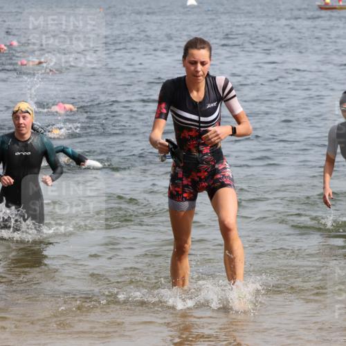 15.06.2025 - 27. Vierlanden-Triathlon Lena Gebhardt http://msf.ph/oto/8013421 15.06.2025 10:13:44 Schwimmen 490, 513, 540, 545, 585, 622 meine-sportfotos.de