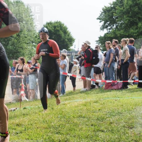 15.06.2025 - 27. Vierlanden-Triathlon KatJ http://msf.ph/oto/8013430 15.06.2025 10:14:49 Schwimmen 546, 559, 593, 608, 609 meine-sportfotos.de