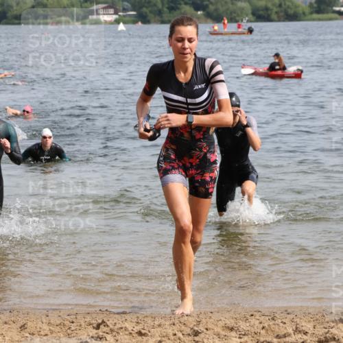 15.06.2025 - 27. Vierlanden-Triathlon Lena Gebhardt http://msf.ph/oto/8013448 15.06.2025 10:13:46 Schwimmen 490, 513, 540, 545, 585, 622 meine-sportfotos.de