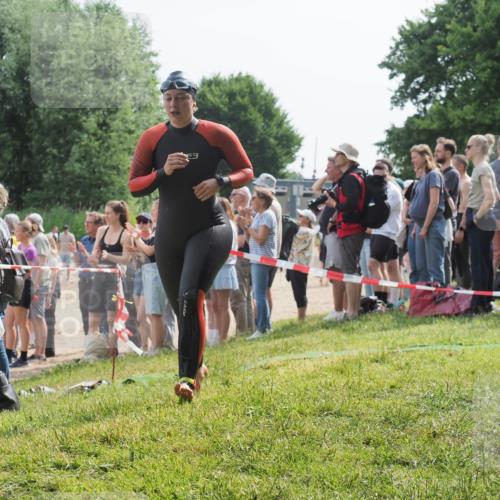 15.06.2025 - 27. Vierlanden-Triathlon KatJ http://msf.ph/oto/8013457 15.06.2025 10:14:49 Schwimmen 546, 559, 593, 608, 609 meine-sportfotos.de