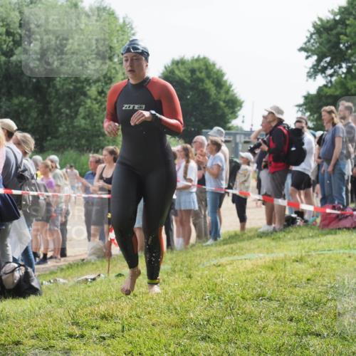 15.06.2025 - 27. Vierlanden-Triathlon KatJ http://msf.ph/oto/8013472 15.06.2025 10:14:49 Schwimmen 546, 559, 593, 608, 609 meine-sportfotos.de