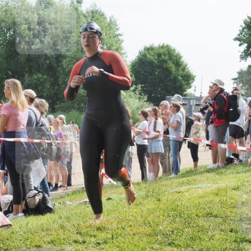 15.06.2025 - 27. Vierlanden-Triathlon KatJ http://msf.ph/oto/8013489 15.06.2025 10:14:50 Schwimmen 476, 546, 559, 593, 608, 609, 1397 meine-sportfotos.de