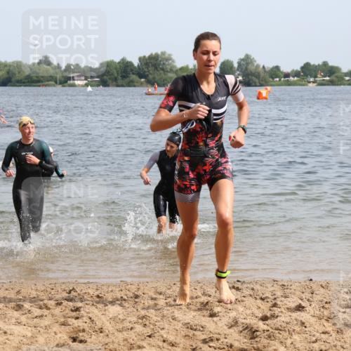 15.06.2025 - 27. Vierlanden-Triathlon Lena Gebhardt http://msf.ph/oto/8013498 15.06.2025 10:13:47 Schwimmen 490, 513, 540, 545, 585, 622 meine-sportfotos.de