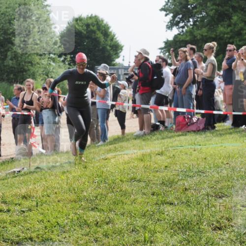 15.06.2025 - 27. Vierlanden-Triathlon KatJ http://msf.ph/oto/8013510 15.06.2025 10:14:52 Schwimmen 476, 546, 559, 593, 608, 609, 1397 meine-sportfotos.de