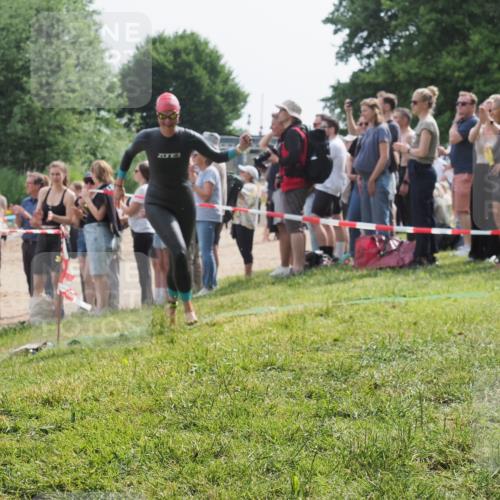 15.06.2025 - 27. Vierlanden-Triathlon KatJ http://msf.ph/oto/8013519 15.06.2025 10:14:53 Schwimmen 476, 521, 525, 546, 559, 593, 608, 1397 meine-sportfotos.de