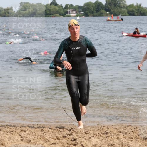 15.06.2025 - 27. Vierlanden-Triathlon Lena Gebhardt http://msf.ph/oto/8013523 15.06.2025 10:13:48 Schwimmen 472, 490, 513, 540, 545, 585, 622 meine-sportfotos.de