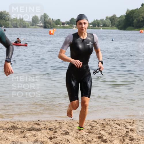 15.06.2025 - 27. Vierlanden-Triathlon Lena Gebhardt http://msf.ph/oto/8013560 15.06.2025 10:13:50 Schwimmen 472, 490, 513, 540, 622 meine-sportfotos.de