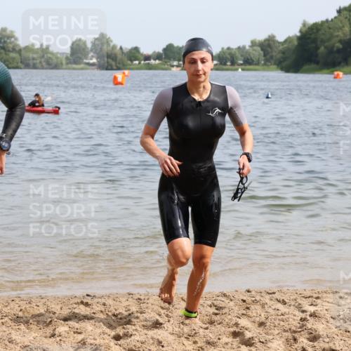 15.06.2025 - 27. Vierlanden-Triathlon Lena Gebhardt http://msf.ph/oto/8013572 15.06.2025 10:13:50 Schwimmen 472, 490, 513, 540, 622 meine-sportfotos.de