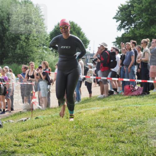 15.06.2025 - 27. Vierlanden-Triathlon KatJ http://msf.ph/oto/8013580 15.06.2025 10:14:54 Schwimmen 476, 521, 525, 546, 559, 570, 593, 608, 1397 meine-sportfotos.de