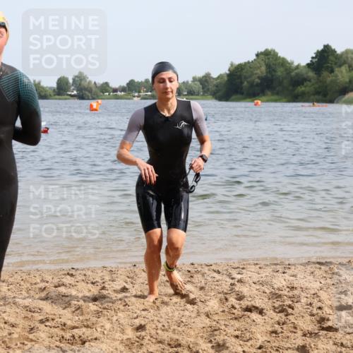 15.06.2025 - 27. Vierlanden-Triathlon Lena Gebhardt http://msf.ph/oto/8013586 15.06.2025 10:13:50 Schwimmen 472, 490, 513, 540, 622 meine-sportfotos.de