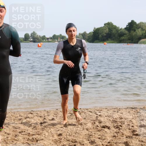 15.06.2025 - 27. Vierlanden-Triathlon Lena Gebhardt http://msf.ph/oto/8013595 15.06.2025 10:13:50 Schwimmen 472, 490, 513, 540, 622 meine-sportfotos.de