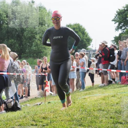 15.06.2025 - 27. Vierlanden-Triathlon KatJ http://msf.ph/oto/8013602 15.06.2025 10:14:54 Schwimmen 476, 521, 525, 546, 559, 570, 593, 608, 1397 meine-sportfotos.de