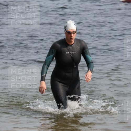 15.06.2025 - 27. Vierlanden-Triathlon Lena Gebhardt http://msf.ph/oto/8013624 15.06.2025 10:13:52 Schwimmen 472, 490, 513, 540, 622 meine-sportfotos.de